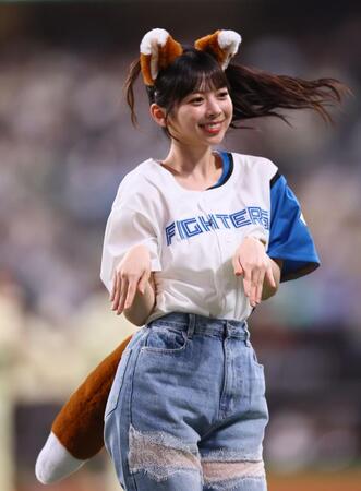 きつねダンスを踊る乃木坂野球部のメンバー（撮影・中島達哉）