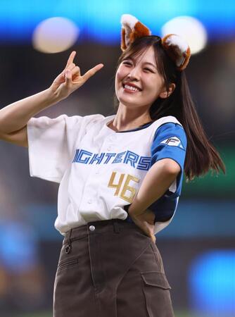 きつねダンスを踊る乃木坂野球部のメンバー（撮影・中島達哉）