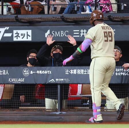 １回、３者連続本塁打を放ったレイエスをハイタッチで迎える新庄監督（中央）＝撮影・中島達哉