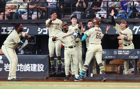 １回、４者連続本塁打を放った万波を迎える日本ハムナイン（撮影・中島達哉）
