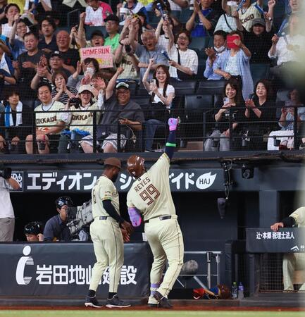 １回、３者連続本塁打を放ち、スタンドのファンに向かってポーズをとるレイエス（撮影・中島達哉）