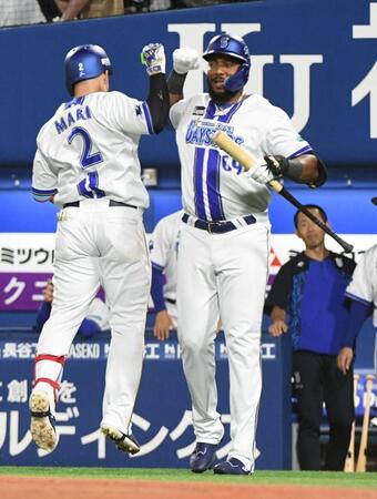 ３回、勝ち越し本塁打を放った牧（左）を迎えるエンカーナシオン（撮影・佐藤厚）