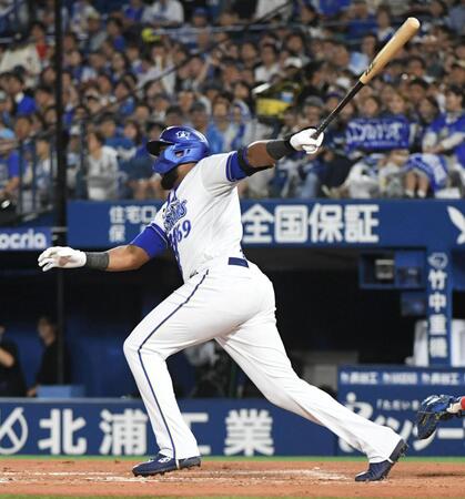７回、エンカーナシオンは左前に来日初安打を放つ（撮影・佐藤厚）