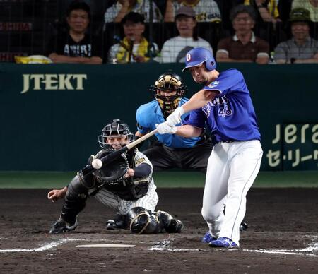 １１回、中前に勝ち越し適時打を放つ阿部（撮影・山口登）