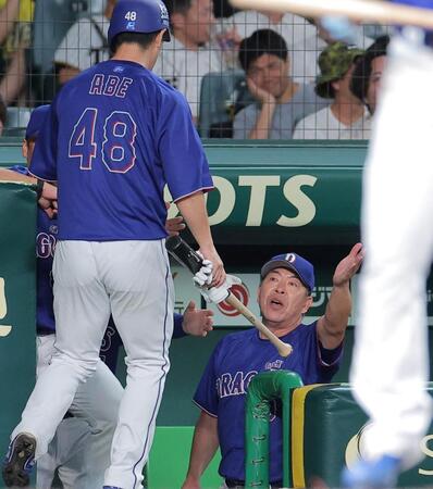 １１回、勝ち越し打を放った阿部を迎える井上監督（右）＝撮影・西田忠信