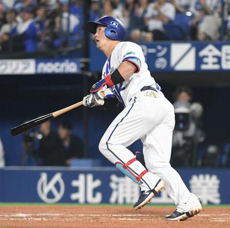 ５回、牧は左越えに２打席連続の８号ソロを放つ（撮影・佐藤厚）