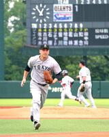 １回、内山に適時二塁打を浴び、本塁へベースカバーに向かう田中将（撮影・西岡正）