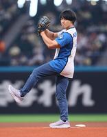 ファーストピッチセレモニーで投球するかけおち・青木マッチョ＝１日
