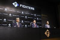 会見後、報道陣の取材を受ける（左から）株式会社ファイターズ　スポーツ＆エンターテイメント・前沢賢代表取締役社長、栗山ＣＢＯ、小林コーポレート本部副本部長（撮影・中島達哉）