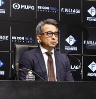 会見後、報道陣の取材を受ける株式会社ファイターズ　スポーツ＆エンターテイメント・前沢賢代表取締役社長（撮影・中島達哉）