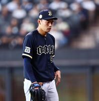 １回、４者連続本塁打を浴び、降板する佐藤（撮影・中島達哉）