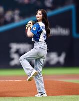 ファーストピッチセレモニーで投球する乃木坂46・金川紗耶