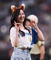 きつねダンスを踊る乃木坂野球部の金川紗耶（撮影・中島達哉）