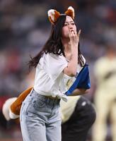 きつねダンスを踊る乃木坂野球部の金川紗耶（撮影・中島達哉）