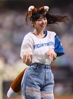 きつねダンスを踊る乃木坂野球部のメンバー（撮影・中島達哉）