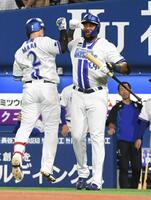 ３回、勝ち越し本塁打を放った牧（左）を迎えるエンカーナシオン（撮影・佐藤厚）