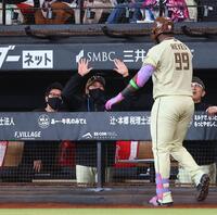 １回、３者連続本塁打を放ったレイエスをハイタッチで迎える新庄監督（中央）＝撮影・中島達哉