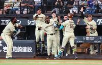 １回、４者連続本塁打を放った万波を迎える日本ハムナイン（撮影・中島達哉）