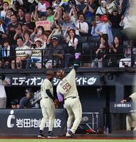 １回、３者連続本塁打を放ち、スタンドのファンに向かってポーズをとるレイエス（撮影・中島達哉）