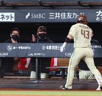 １回、２者連続となるソロを放った水野を迎える新庄監督（中央）＝撮影・中島達哉
