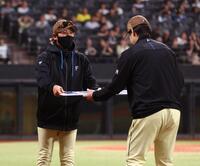 ＮＰＢ通算１００勝を達成した有原（右）に記念ボードを手渡す新庄監督（撮影・中島達哉）