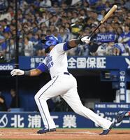 ７回、エンカーナシオンは左前に来日初安打を放つ（撮影・佐藤厚）