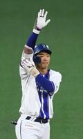 ２回、梶原は中越えに同点適時二塁打を放つ（撮影・佐藤厚）
