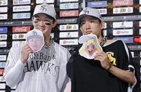 　西武に勝利し、お立ち台でポーズをとる正木（左）と大津