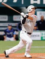 ６回、栗原が右中間に本塁打を放つ