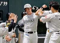６回、本塁打を放ちナインとタッチする栗原