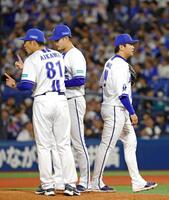 ９回に登板し、先頭打者から２者連続四球で交代を告げられた山崎（右）。左は相川監督