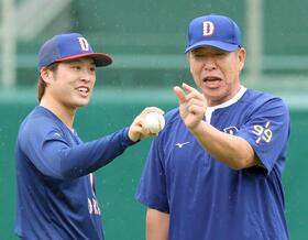 　伊藤（左）と談笑する井上監督（撮影・立川洋一郎）