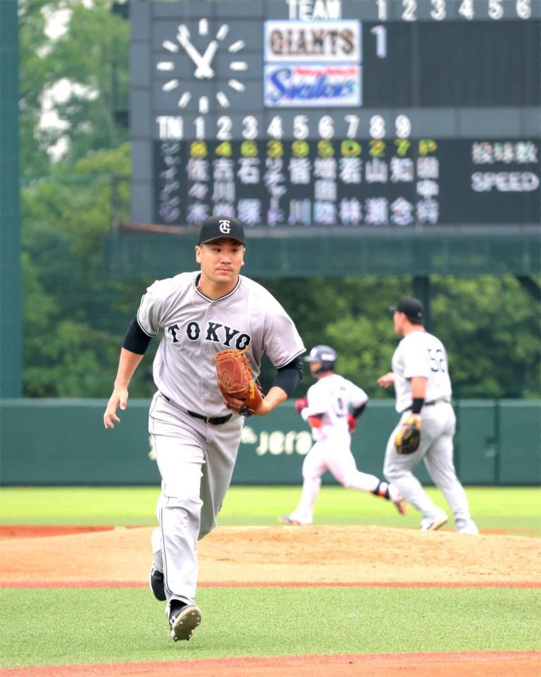 １回、内山に適時二塁打を浴び、本塁へベースカバーに向かう田中将（撮影・西岡正）
