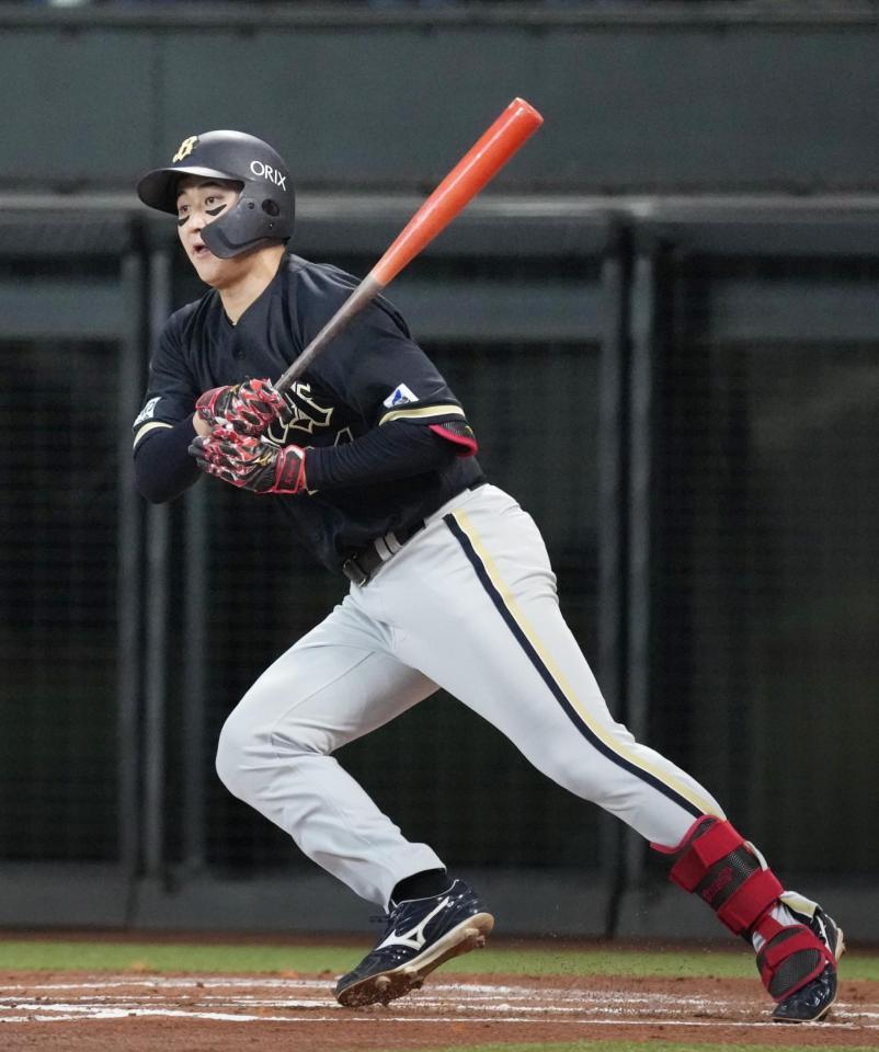 　２回オリックス１死、紅林が左前打を放つ＝エスコンフィールド