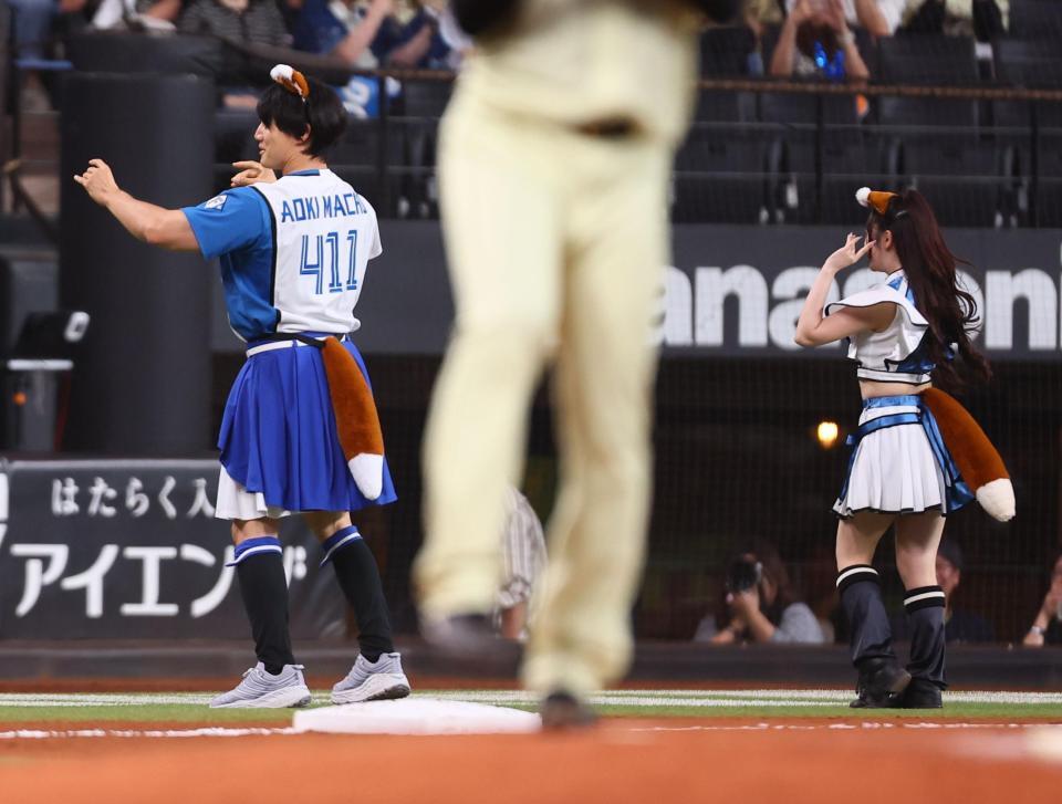 ファイターズガールときつねダンスを踊るかけおち・青木マッチョ（左）＝１日