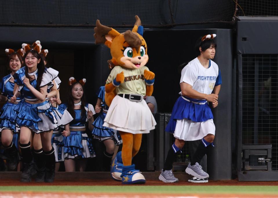 ファイターズガールときつねダンスの格好で駆け出すかけおち・青木マッチョ（右）＝１日