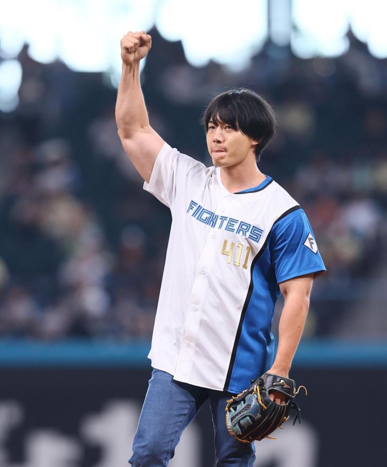 ファーストピッチセレモニーに登場したかけおち・青木マッチョ＝１日