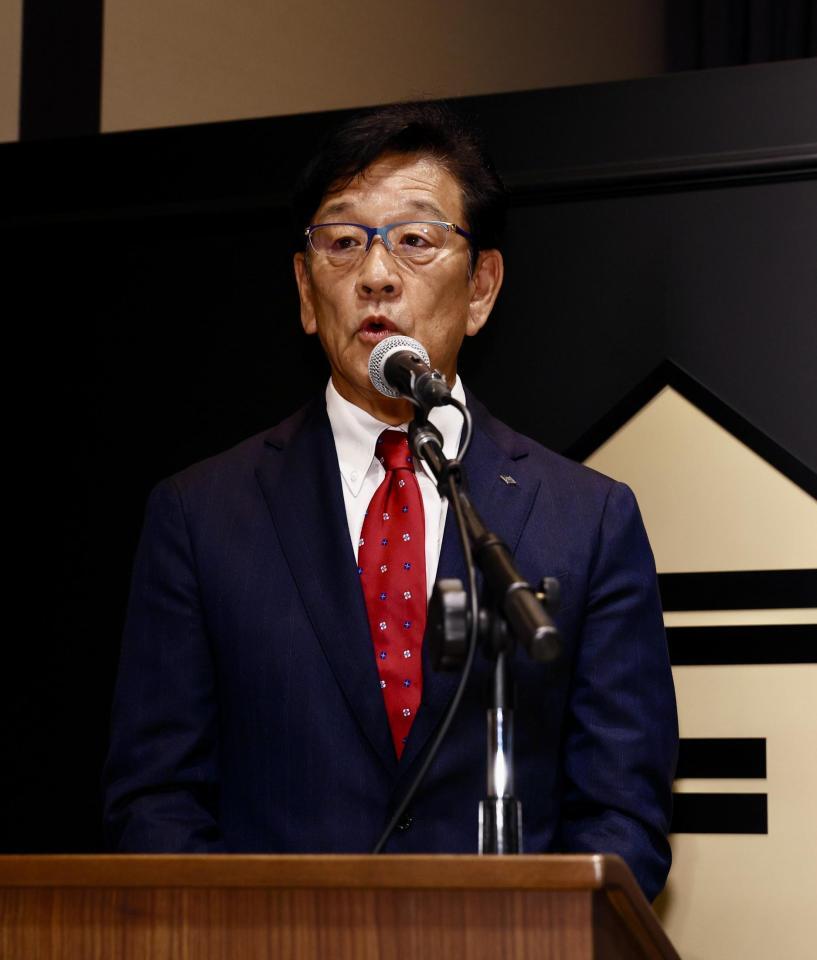 ２軍本拠地移転先発表会見で話す栗山ＣＢＯ（撮影・中島達哉）