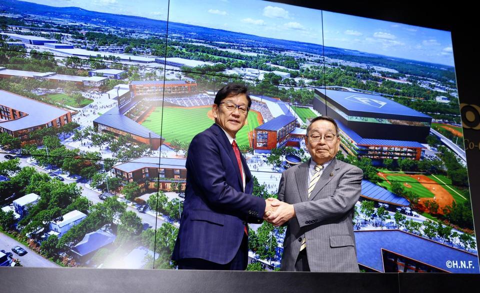 ２軍本拠地移転先に内定した原田裕恵庭市長（右）と握手する栗山ＣＢＯ（撮影・中島達哉
