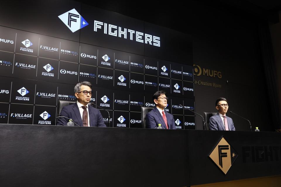 会見後、報道陣の取材を受ける（左から）株式会社ファイターズ　スポーツ＆エンターテイメント・前沢賢代表取締役社長、栗山ＣＢＯ、小林コーポレート本部副本部長（撮影・中島達哉）