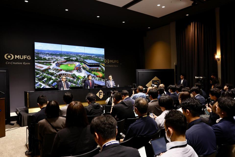 会見後、報道陣の取材を受ける（左から）株式会社ファイターズ　スポーツ＆エンターテイメント・前沢賢代表取締役社長、栗山ＣＢＯ、小林コーポレート本部副本部長（撮影・中島達哉）