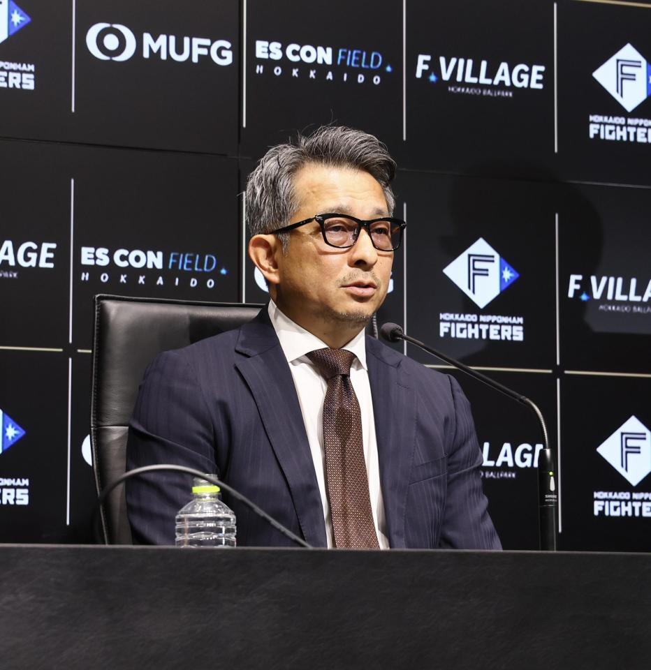 会見後、報道陣の取材を受ける株式会社ファイターズ　スポーツ＆エンターテイメント・前沢賢代表取締役社長（撮影・中島達哉）