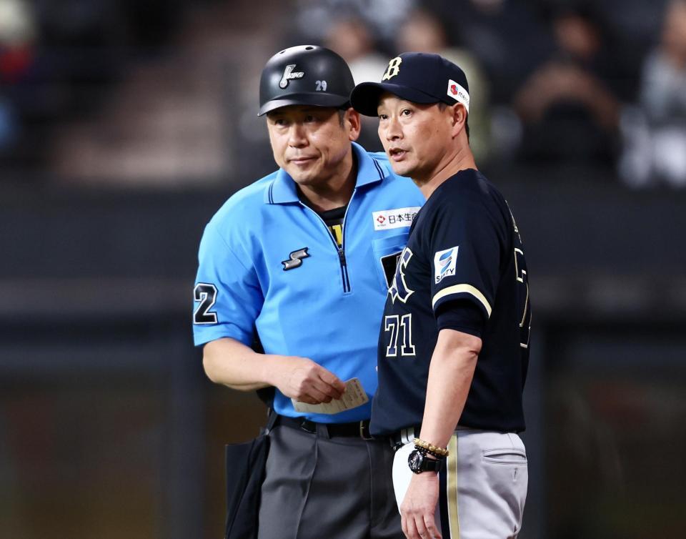 １回、佐藤の交代を告げる岸田監督（撮影・中島達哉）