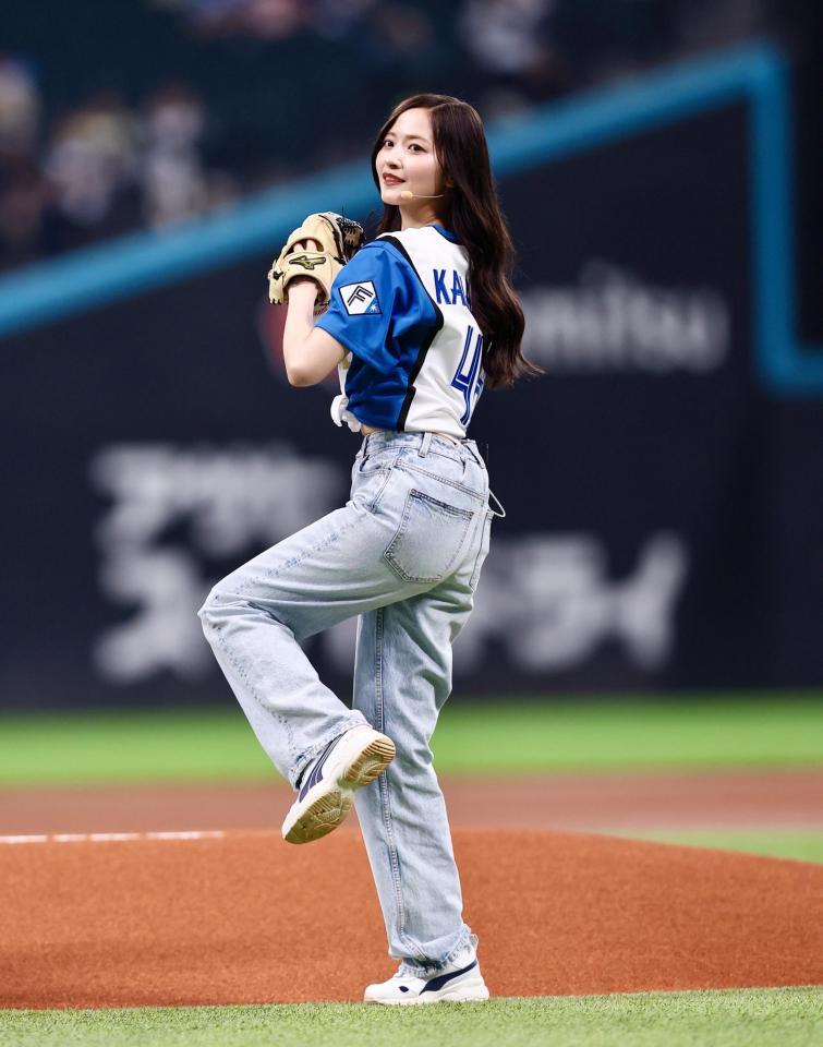 ファーストピッチセレモニーで投球する乃木坂46・金川紗耶