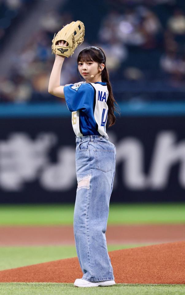 ファーストピッチセレモニーで投球する乃木坂46・長嶋凛桜（撮影・中島達哉）