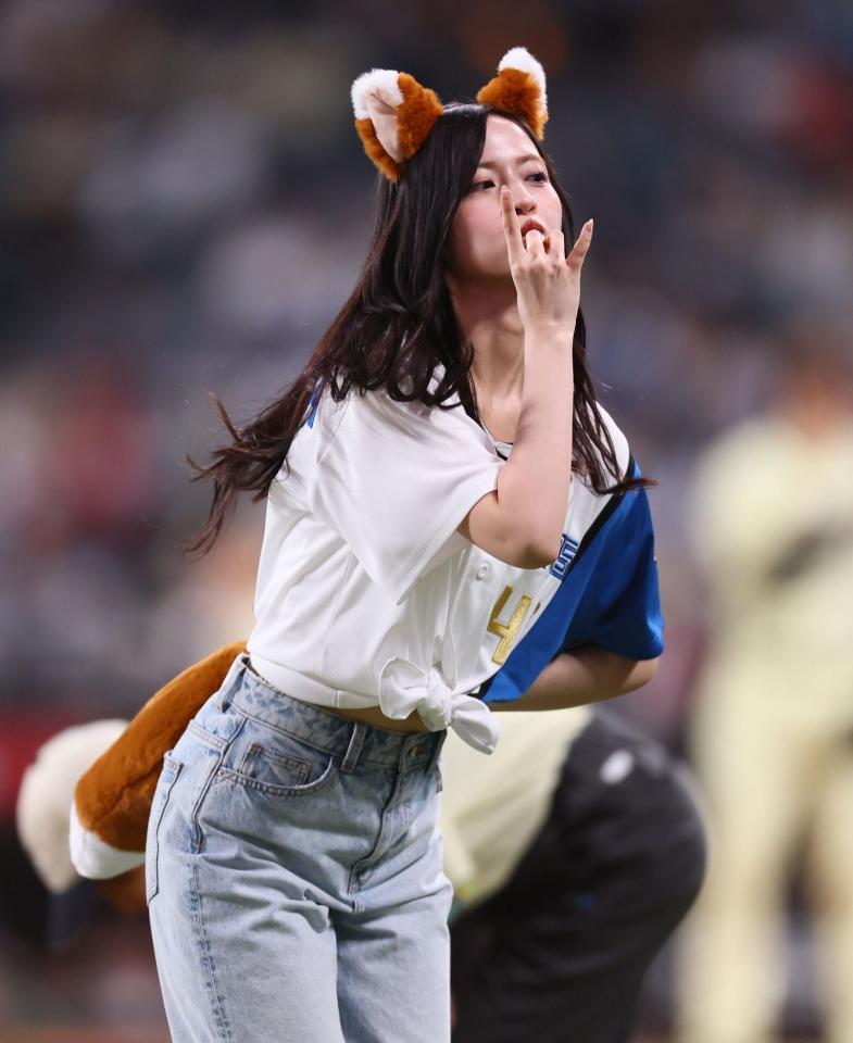 きつねダンスを踊る乃木坂野球部の金川紗耶（撮影・中島達哉）