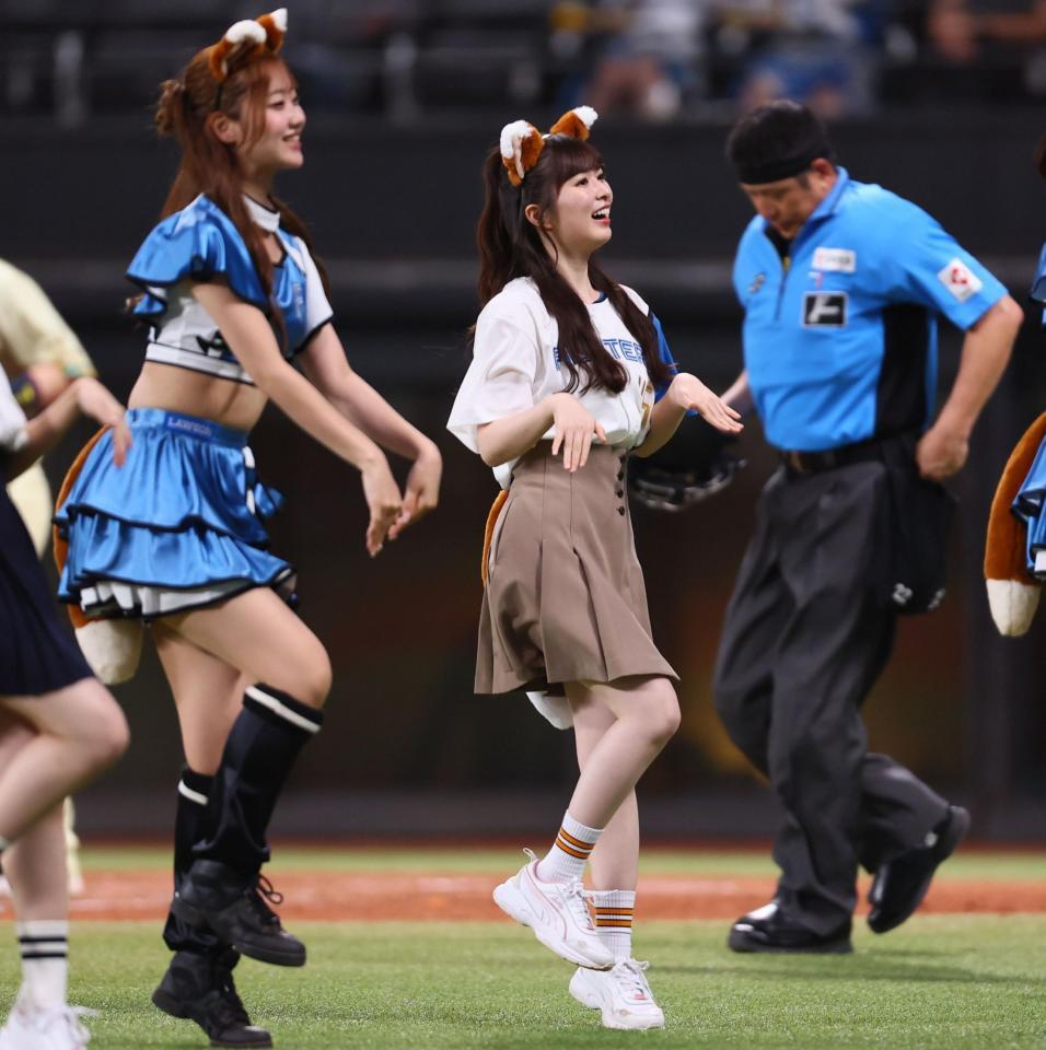 ファイターズガールときつねダンスを踊る乃木坂野球部のメンバー（撮影・中島達哉）