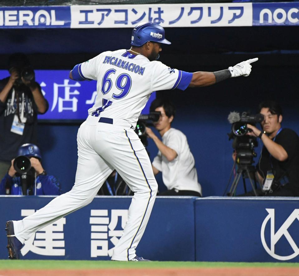 ７回、エンカーナシオンは左前に来日初安打を放ち、喜んでベンチに戻る（撮影・佐藤厚）