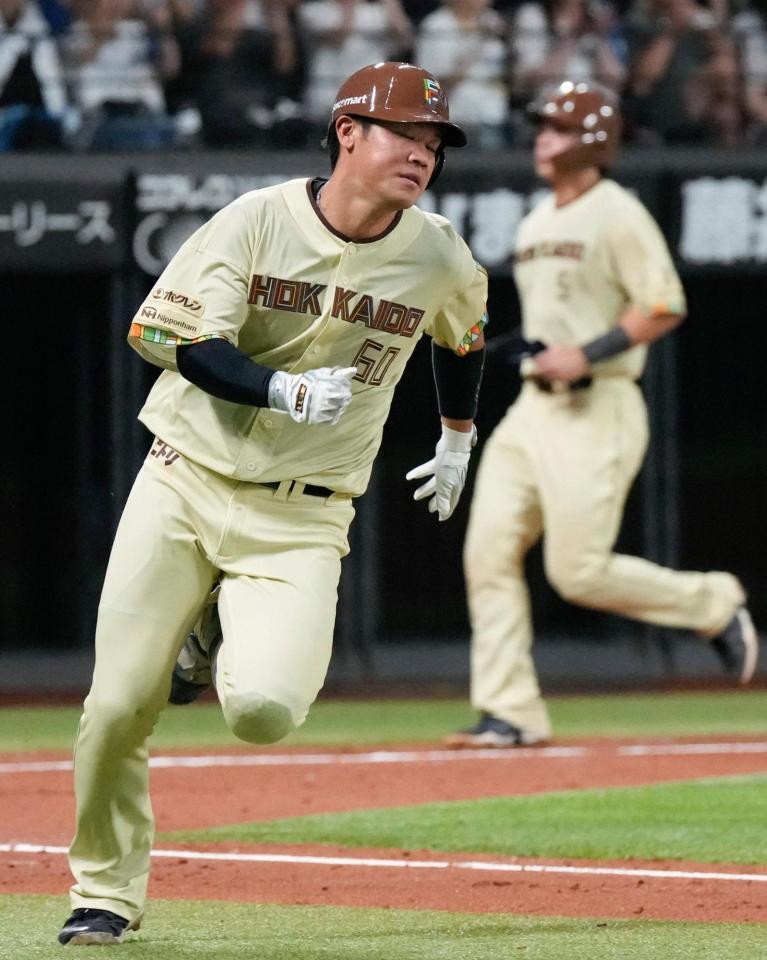 ３回、適時二塁打を放った日本ハム・吉田。奥は生還する野村