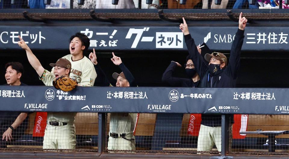 １回、４者連続本塁打が飛び出し、湧き上がる新庄監督（右）ら日本ハムナイン（撮影・中島達哉）